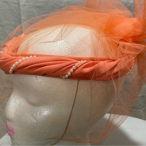 Fedora coral colored Facinator. 50’s style. Rare find. loose threads see pics. - Picture 3 of 10